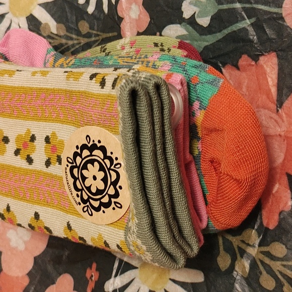 NATURAL LIFE: MUSHROOM FLOWER SOCKS - Picture 9 of 12